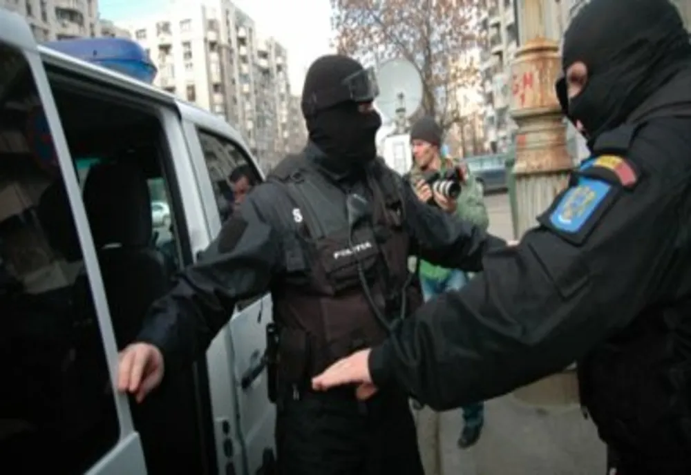 Arme ridicate de poliţişti şi dosar penal pentru nerespectarea armelor şi muniţiilor