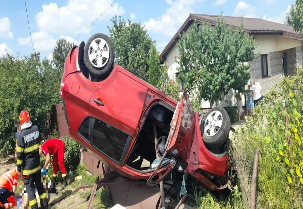 Giurgiu. Tânăr transportat la spital, după ce s-a răsturnat cu maşina peste gardul unei case