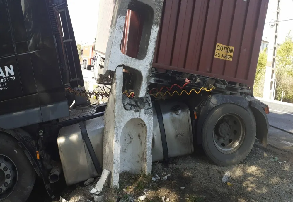 Accident pe DN2A. Un TIR a intrat într-un stâlp