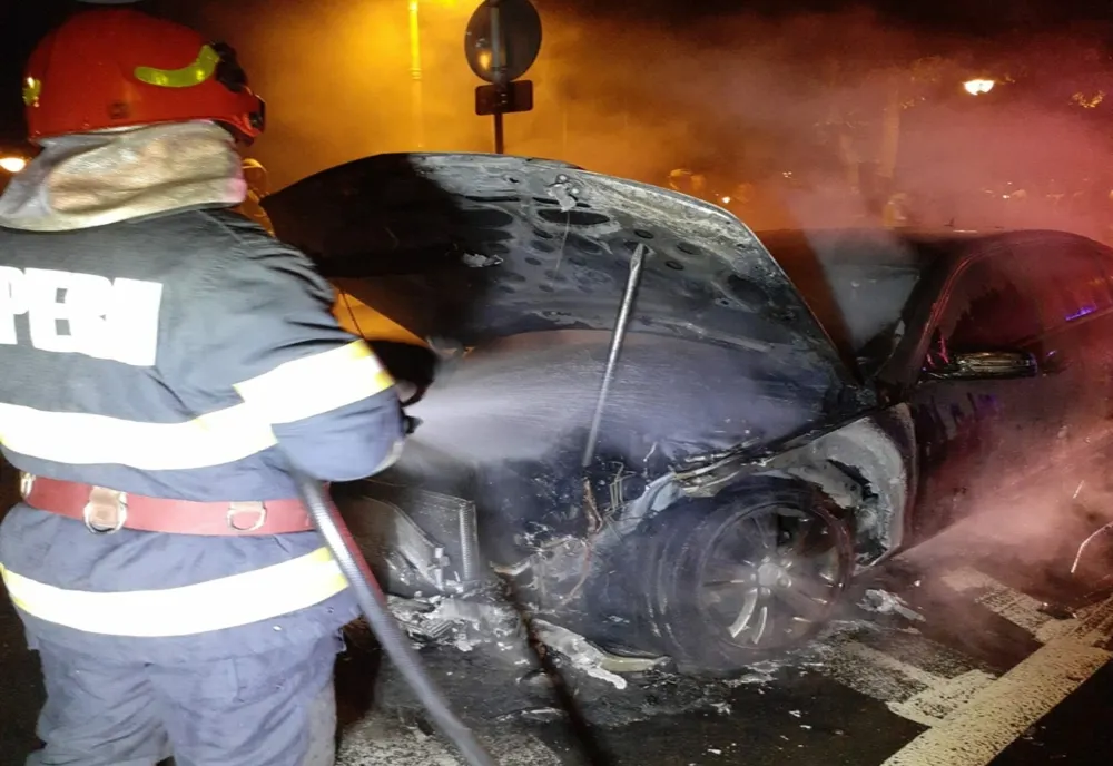 Autoturism cuprins de flăcări. Panică pe stradă