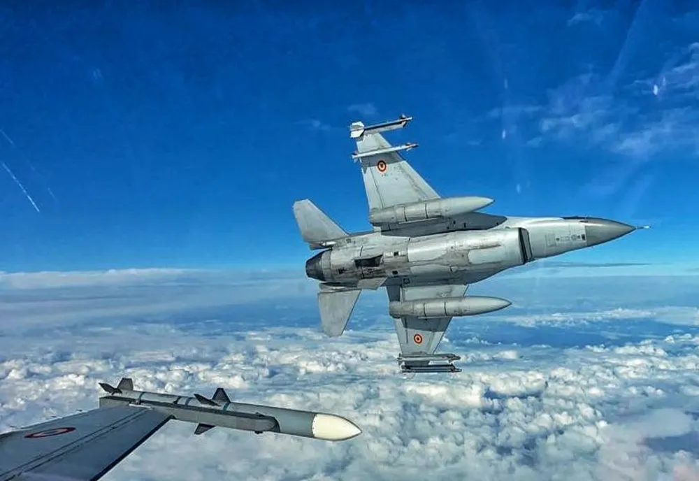 Aeronave F-16 Fighting Falcon de la Baza 86 Aeriană Borcea, au escortat aeronava care transporta delegaţia NATO la Bucureşti