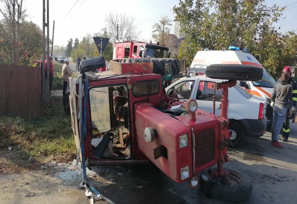 FOTO Impact violent între un tractor și un autoturism. O întreagă familie în spital
