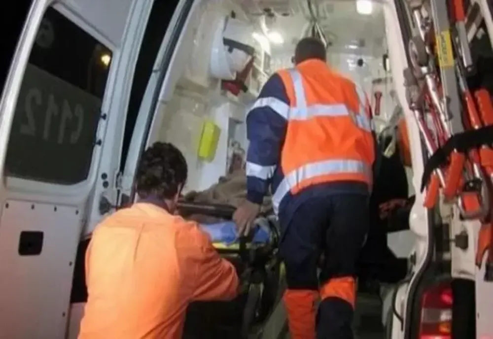 Alertă la Constanța. Muncitor tăiat cu drujba