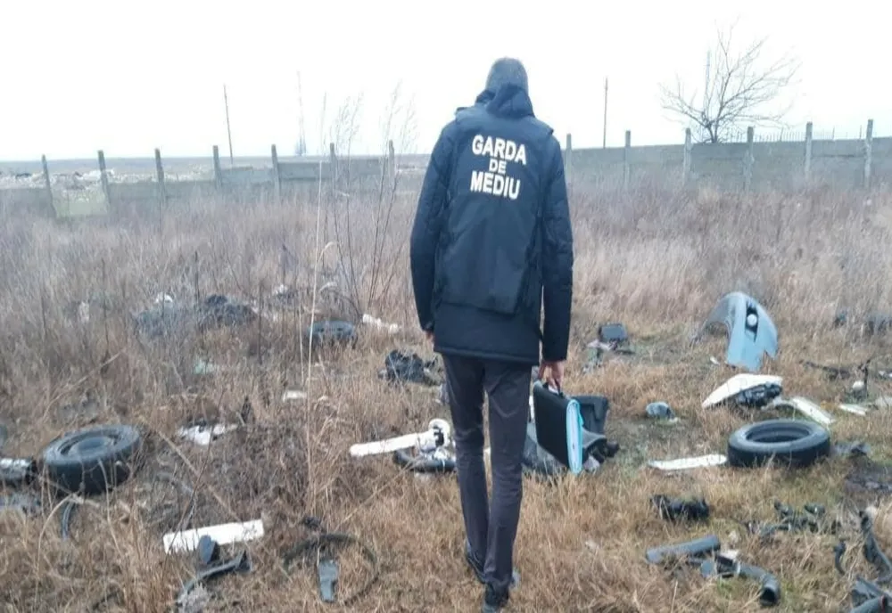 FOTO Societate de dezmembrari auto amendată cu 20000 lei de Garda de Mediu
