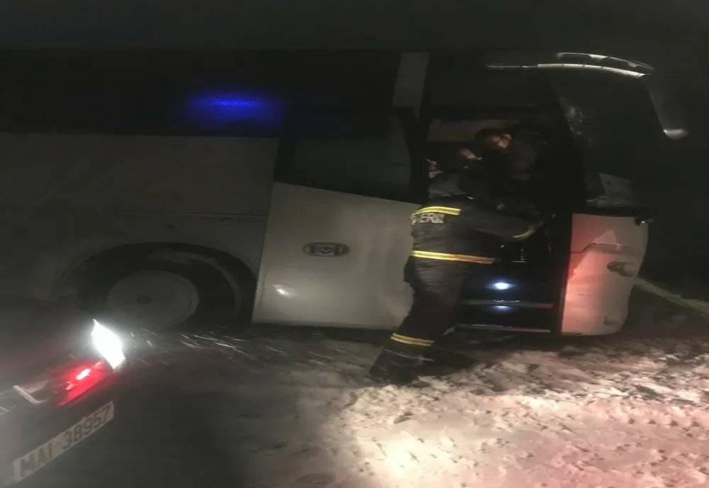 VIDEO Autocar cu ucraineni, răsturnat în șanț