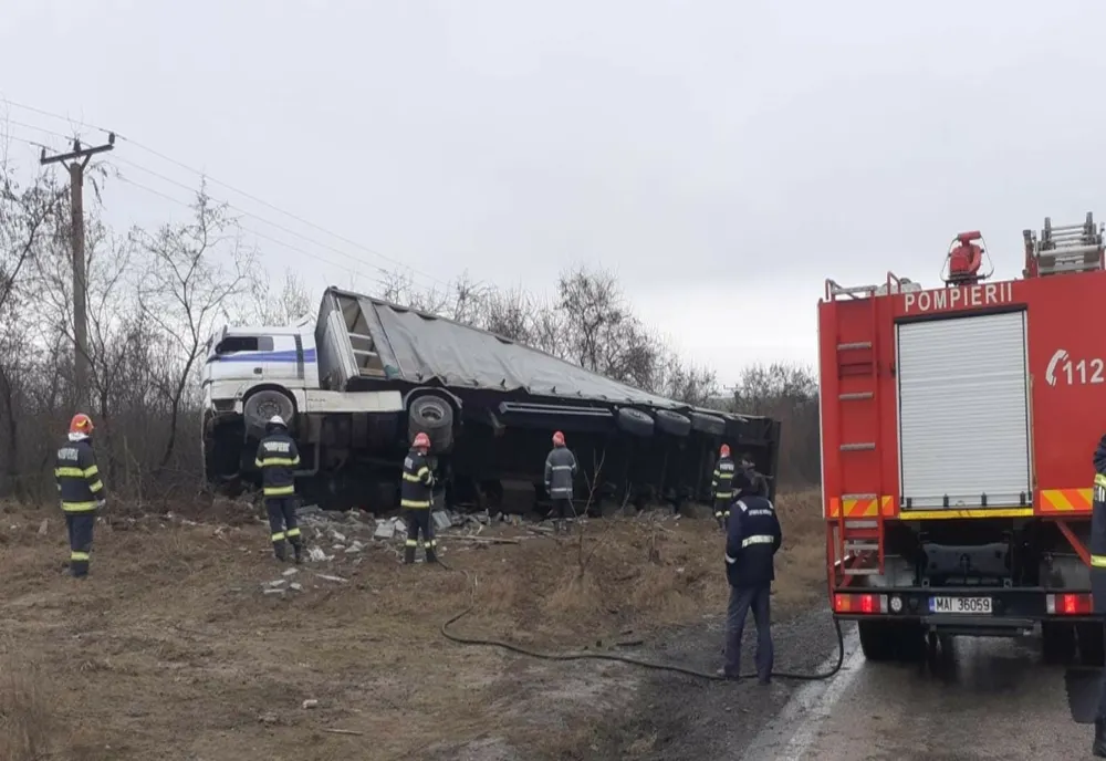 FOTO Scurgeri de combustibil după ce un TIR s-a răsturnat pe DN2A