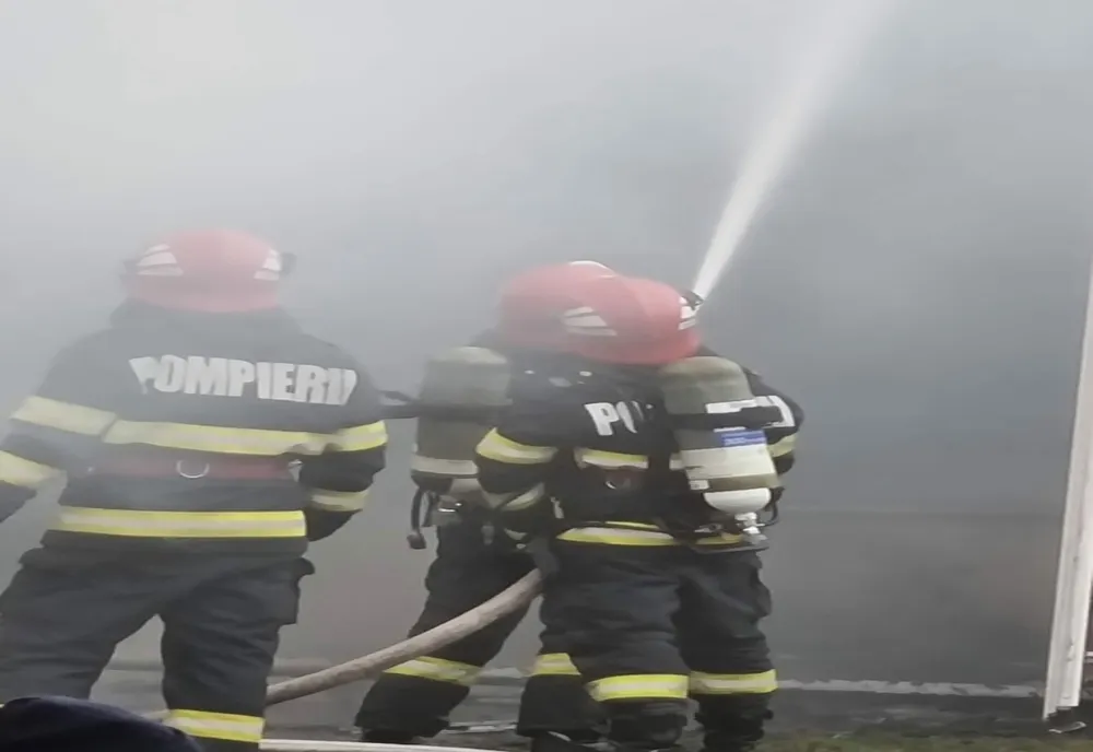 Alertă în Valu lui Traian. Acoperișul unei case cuprins de flăcări