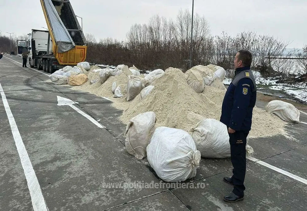 FOTO VIDEO Captură a polițiștilor de frontieră la Călărași. Zeci de saci cu tutun, ascunși în semiremorca unui TIR