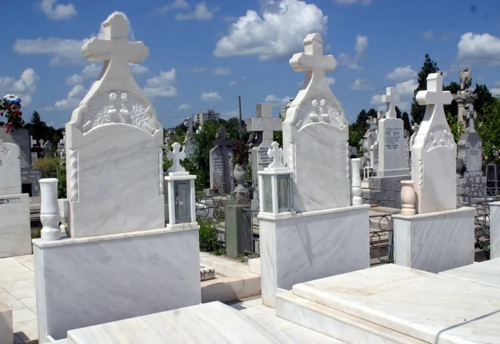 Un bărbat a ajuns la spital, după ce și-a dat foc într-un cimitir din Constanța!