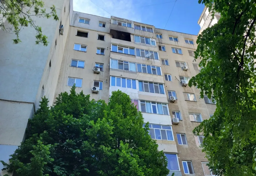 FOTO Bloc din Constanța evacuat, după ce un apartament a luat foc