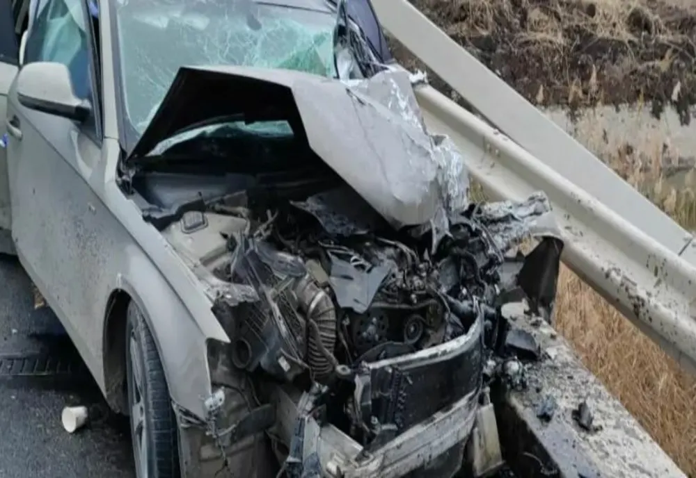 Impact violent între un microbuz cu șapte persoane și un autoturism, în județul Constanța