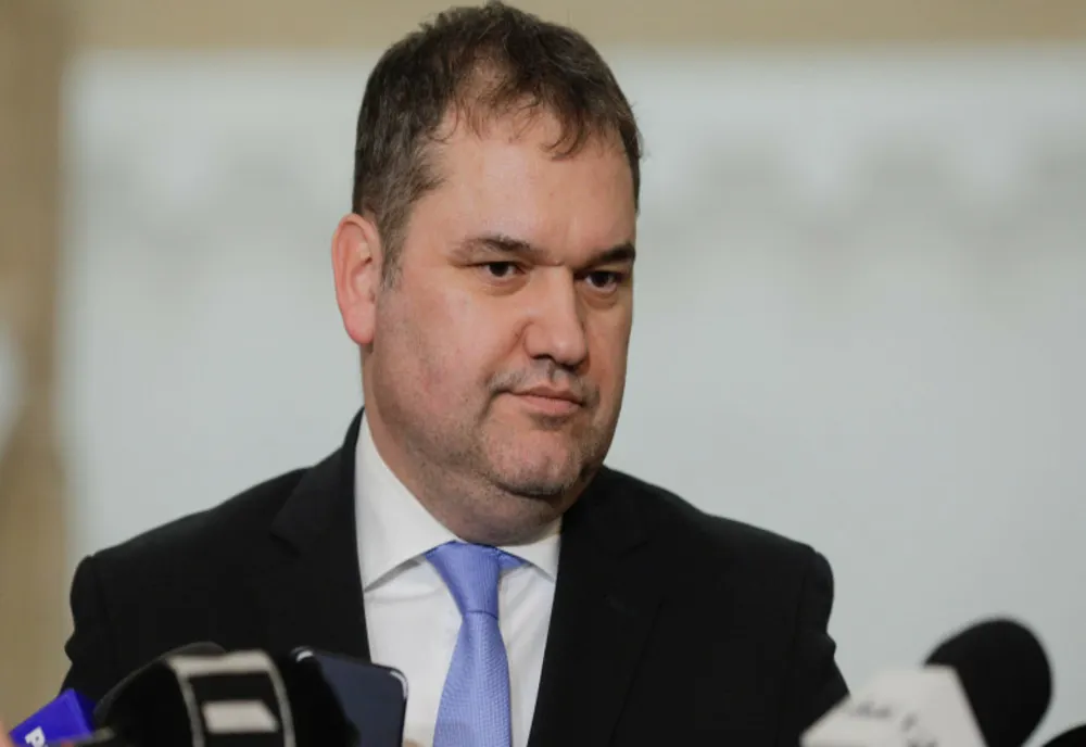 CSEKE ATTILA TAIE SALARIILE ȘEFILOR DIN SUBORDINE ȘI REDUCE CONSILIILE DE ADMINISTRAȚIE
