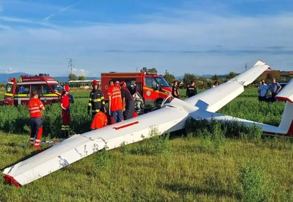 UN PLANOR A CĂZUT PE UN CÂMP DE LÂNGĂ LOCALITATEA CARACAL. PILOTUL A MURIT ÎN URMA IMPACTULUI 