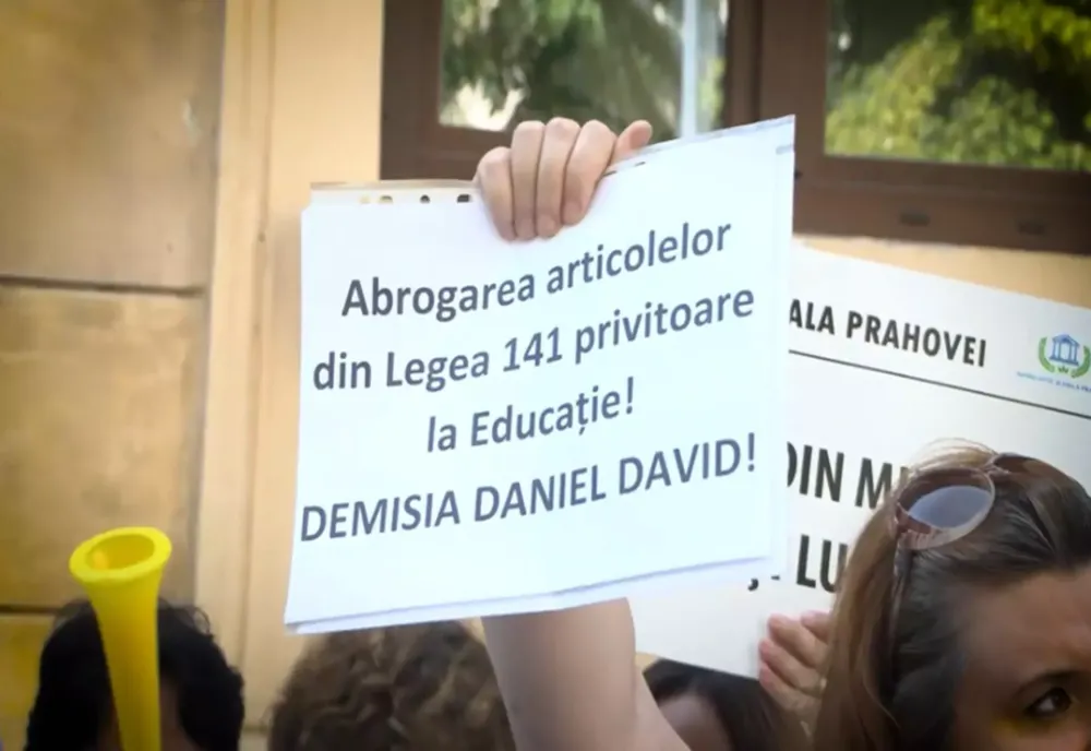 PROTESTELE PROFESORILOR CONTINUĂ. CÂT PIERD CADRELE DIDACTICE DIN CAUZA AUSTERITĂȚII LUI BOLOJAN