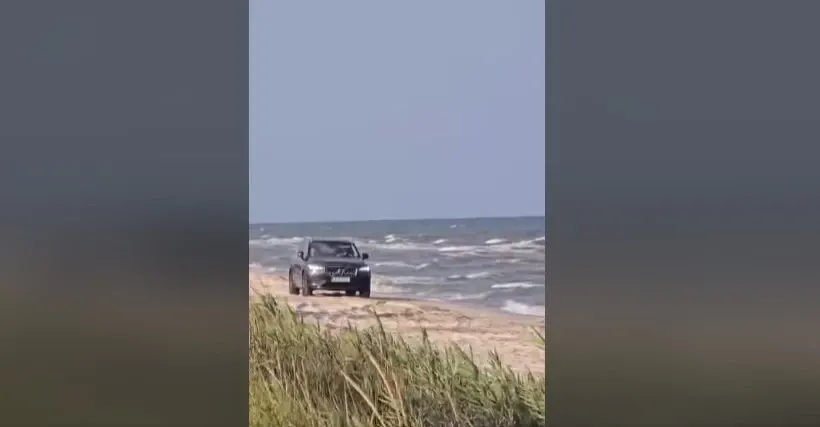 Mașină pe plajă    