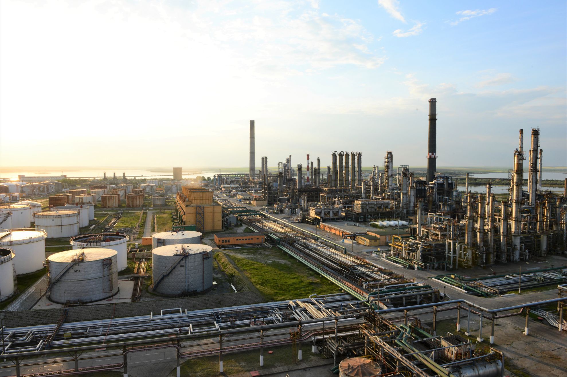 Vedere aeriană instalații rafinare Petromidia