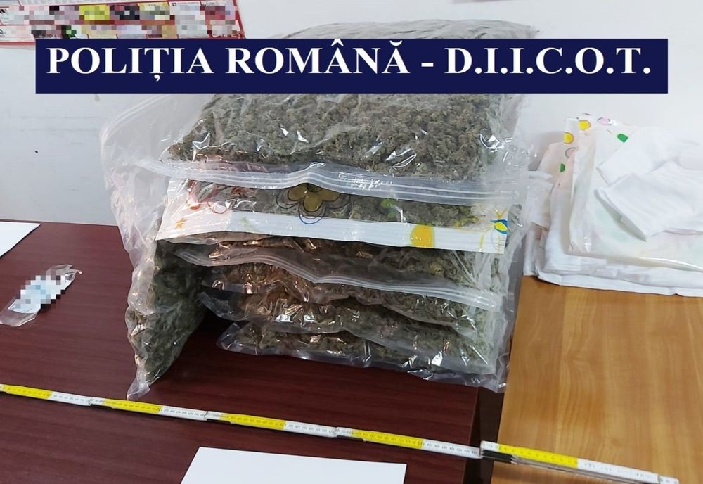 FOTO!  Soț și soție, prinși în flagrant în timp ce transportau droguri