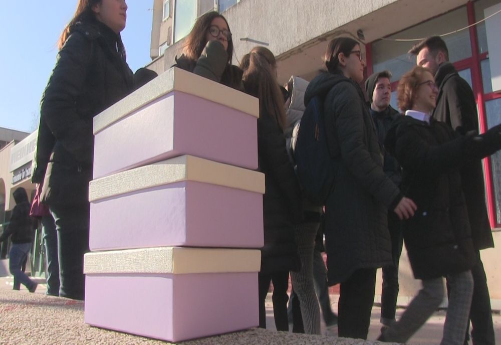 FOTO| Elevii pun piciorul în prag! Problema transportului  trebuie rezolvată de urgență