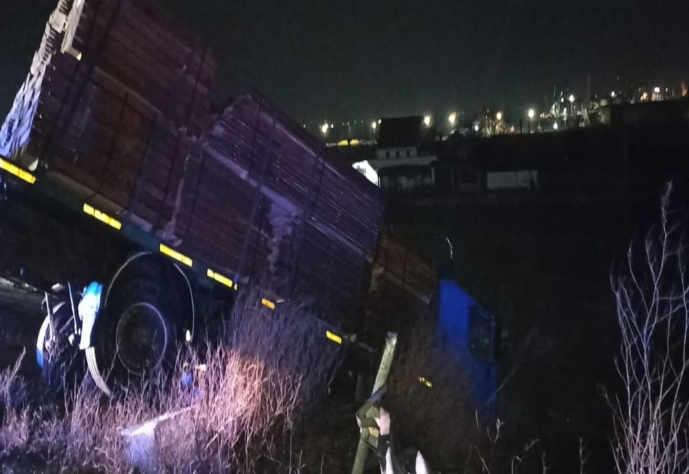 FOTO|| Cascador fără voie. Tir „înfipt” în senul giratoriu