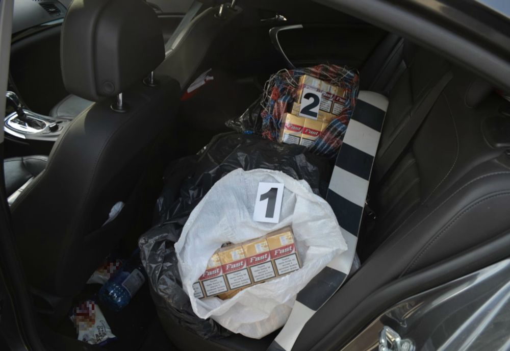 FOTO| Țigări de contrabandă și o armă neletală, găsite într-o maşină