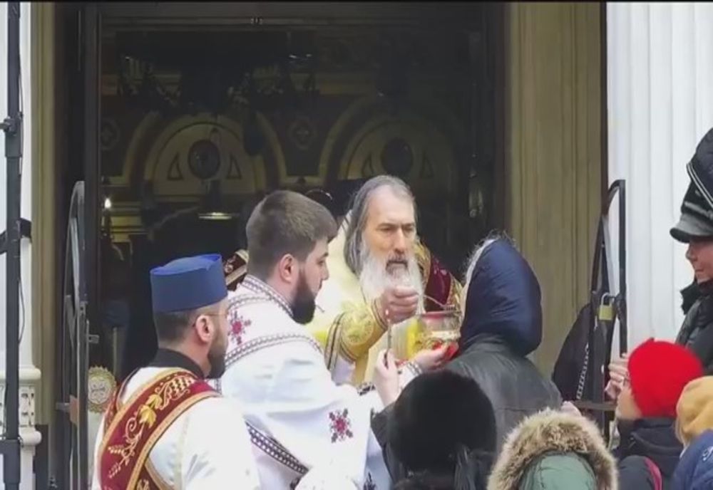 VIDEO| Controverse în Arhiepiscopia Tomisului. Împărtășania cu aceeasi lingurita, intre taină și coronavirus