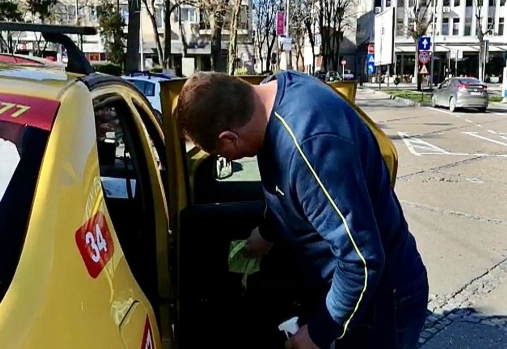 Covid -19. Șoferii de taxi obligați să poarte mănuși