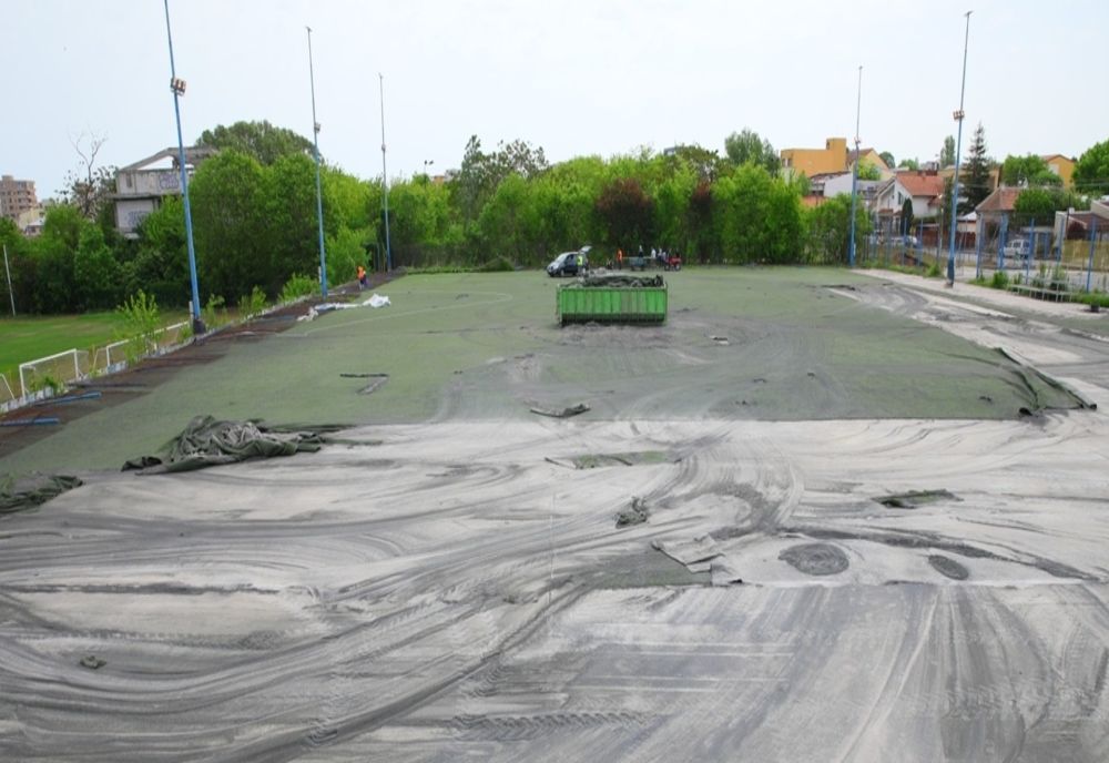 FOTO |Teren sintetic nou pe stadionul „Gheorghe Hagi”