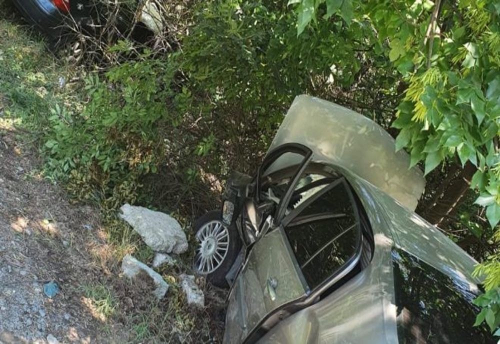 	Neatenția la volan face victime! Două persoane rănite 