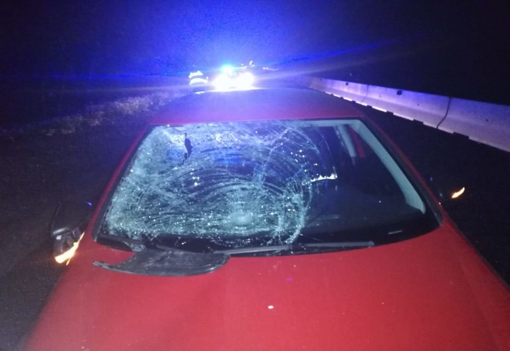 FOTO | Pieton care traversa neregulamentar spulberat de o mașină