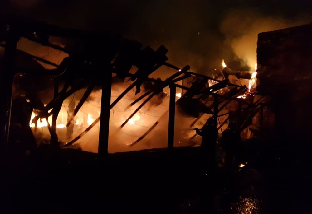 FOTO VIDEO| Incendiu devastator la o pensiune din Mangalia