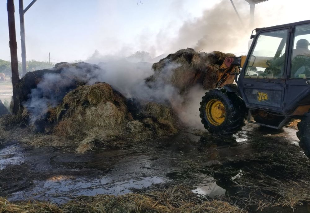  FOTO | Sute de baloți de paie, mistuiți de flăcări