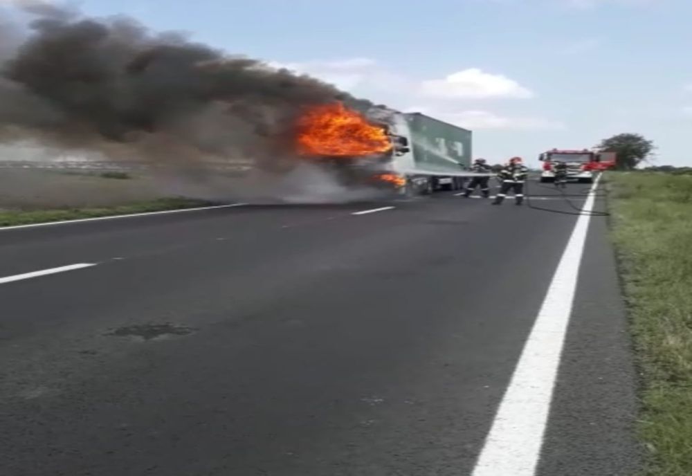 VIDEO| TIR în flăcări pe DN22C, trafic blocat