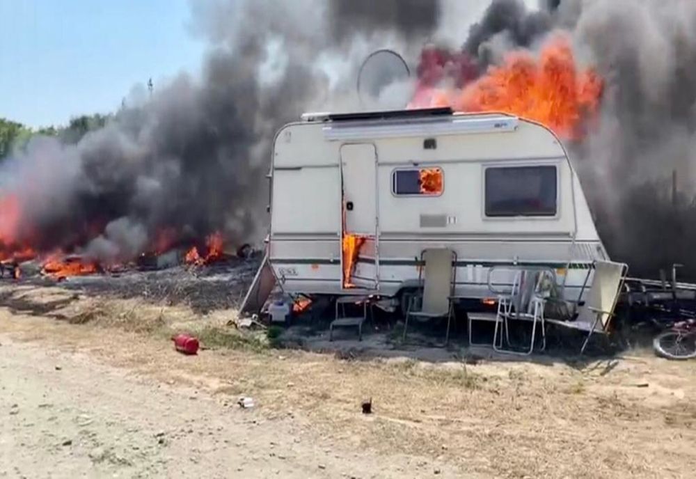 FOTO VIDEO| Rulote cuprinse de flăcări la 2 Mai