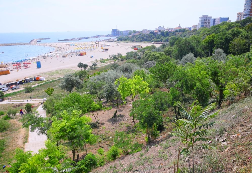 Igienizarea taluzului continuă în dreptul plajei Modern