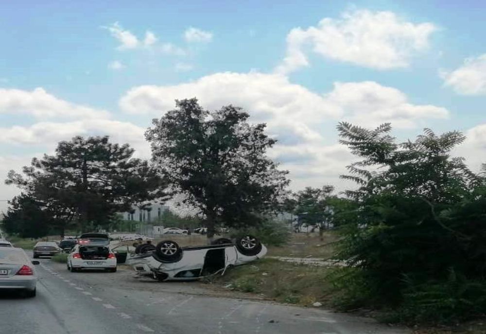 O mașină a ajuns cu roțile în sus, pe un drum național din Constanța