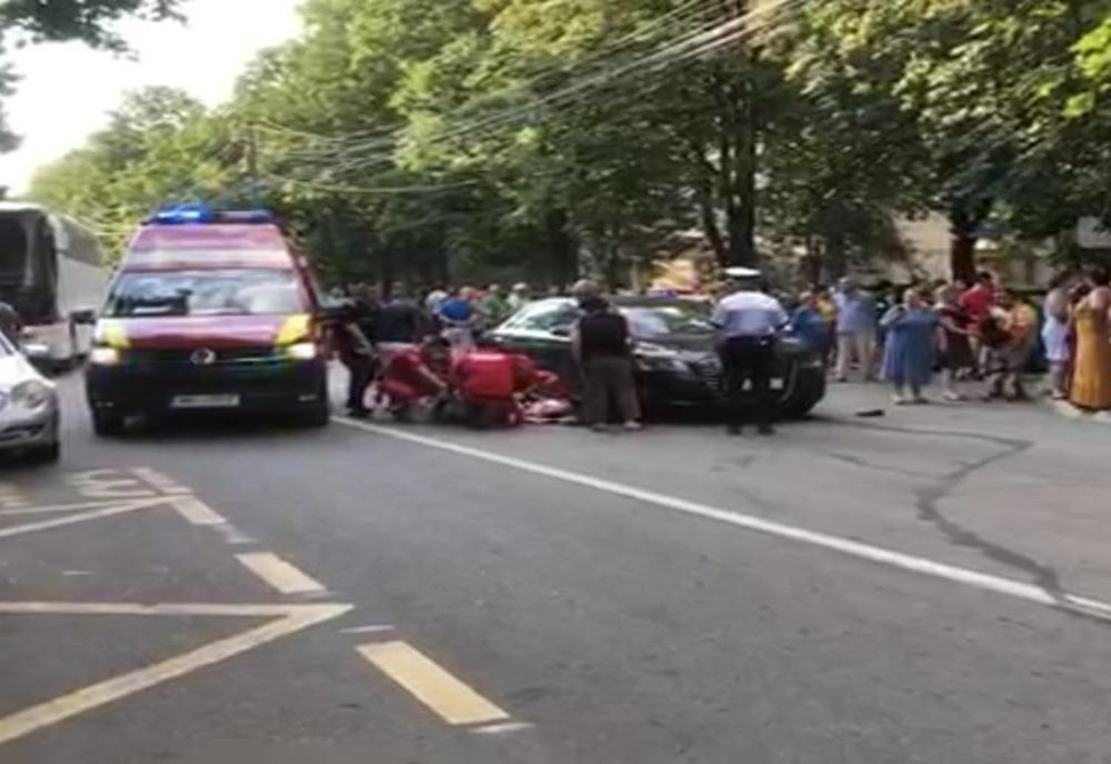 Femeie spulberată de o mașină, pe trecerea de pietoni