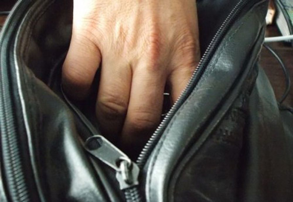 De câte ori a furat o constănțeancă din casa unui gălățean?