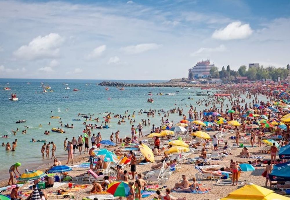 Anchetă epidemiologică la Costinești. 40 de tineri, suspecți de coronavirus