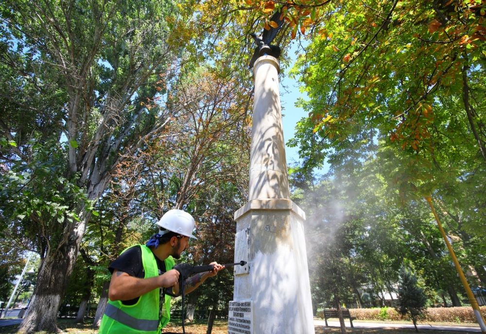 Primăria a „început” lucrări de reparații și întreținere a statuilor din oraș