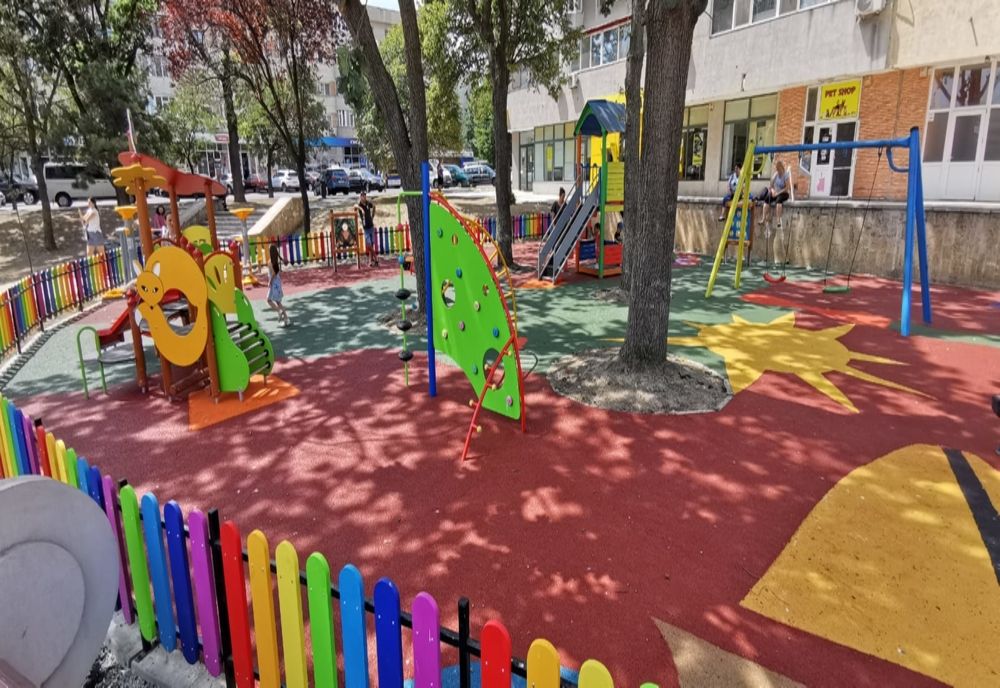 Locurile de joacă din oraș, în continuă reabilitare