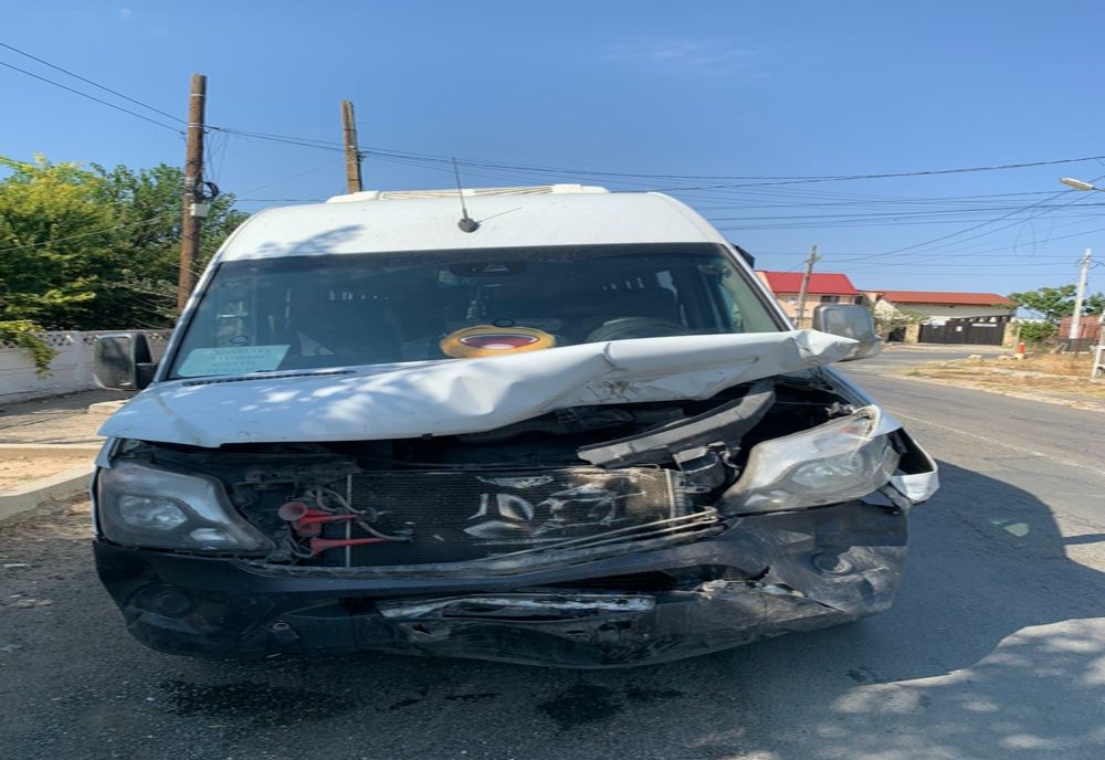 FOTO| Impact violent. Doi copii transportați de urgență la spital