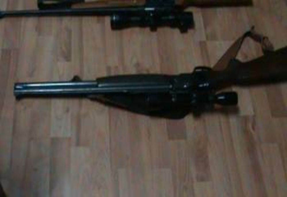 Arme deținute ilegal, depistate de polițiști