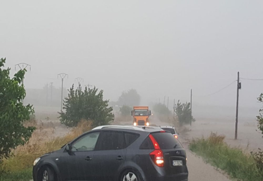 FOTO VIDEO| Viitură puternică  în județul Constanța. Drum județean inundat
