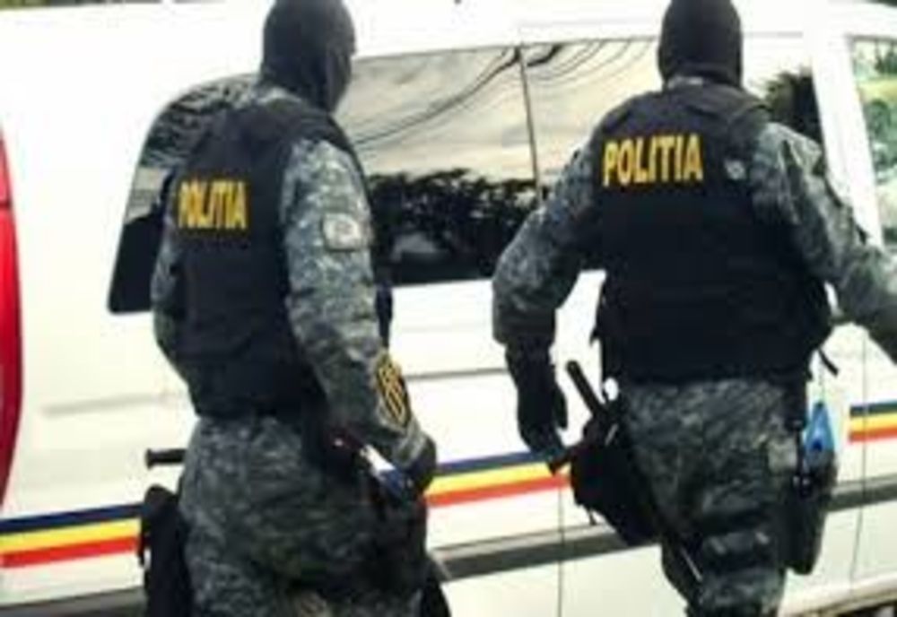 Cinci persoane, arestate preventiv după ce ar fi determinat mai multe tinere să se prostitueze în străinătate