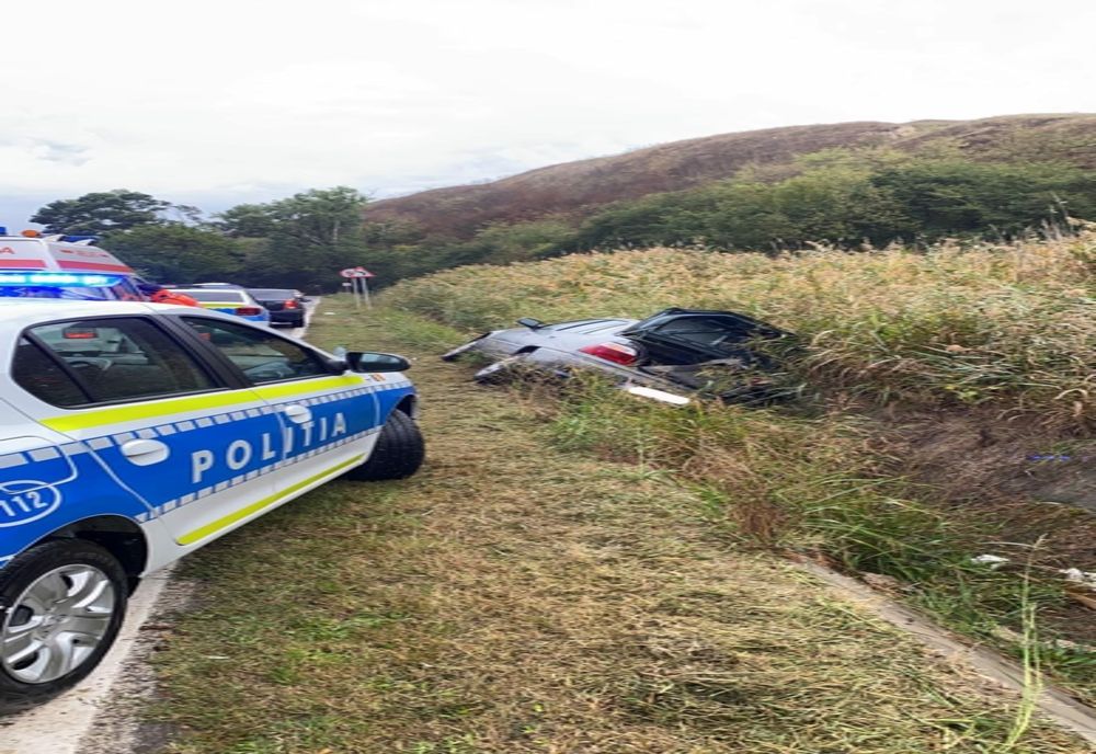 Două persoane au fost rănite după ce mașina în care se aflau a ajuns în șanț