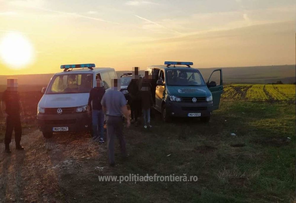 FOTO | Asaltul migranților la frontiera de sud continuă. 20 de irakieni opriți în drumul spre Occident