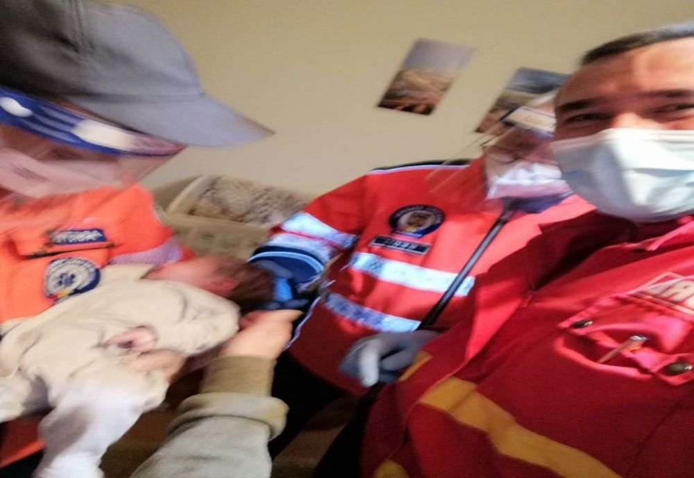 FOTO| Final fericit într-o misiune grea! Bebeluș de 28 de zile, salvat de la moarte de un pompier