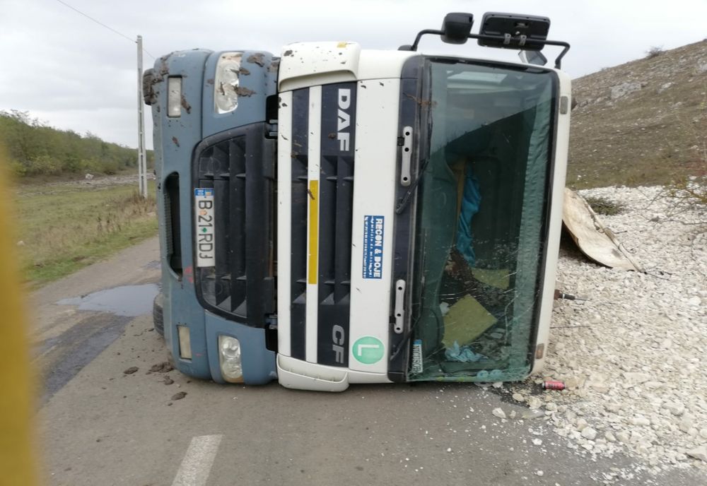 FOTO VIDEO| TIR răsturnat pe un drum județean din Constanța
