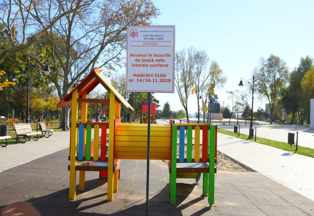 Accesul în locurile de joacă este interzis!