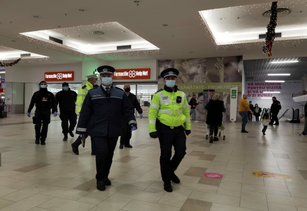 FOTO VIDEO| Centrele comerciale luate cu asalt de polițiști
